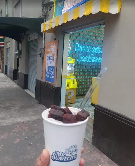 Vaso de helado suave con brownie de Mr. Suavecito frente al local en Hipódromo Condesa, Ciudad de México
